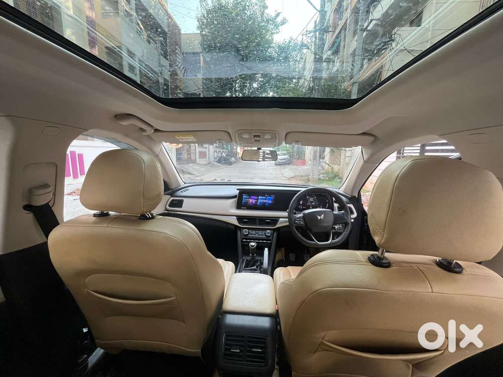 Mahindra Xuv700 2.0 Ax 5 Petrol Mt 7 Str, 2022, Petrol