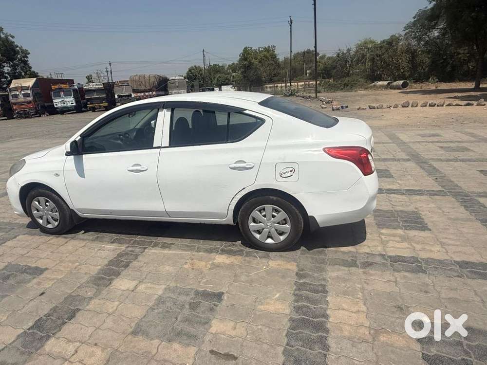 Nissan Sunny 2012