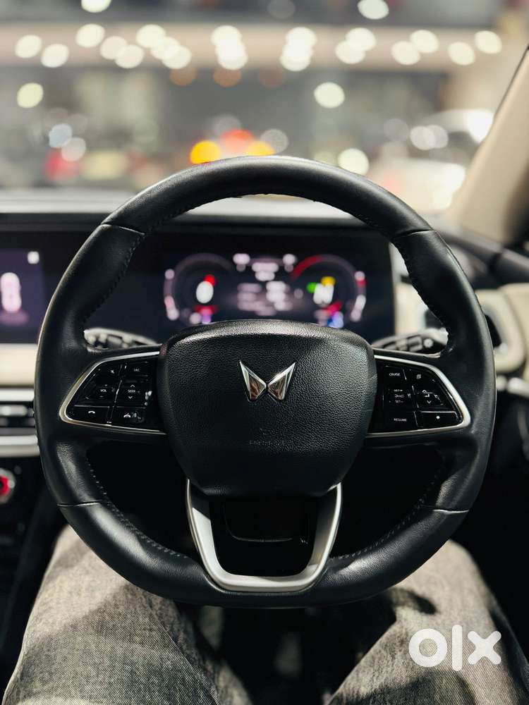 Mahindra Xuv700 2.0 Ax 7 Petrol Mt Str, 2022, Petrol