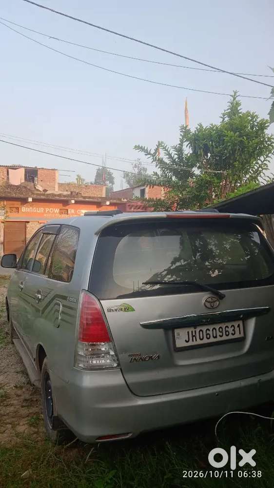 Toyota Innova Crysta 2011 Diesel 200000 Km Driven