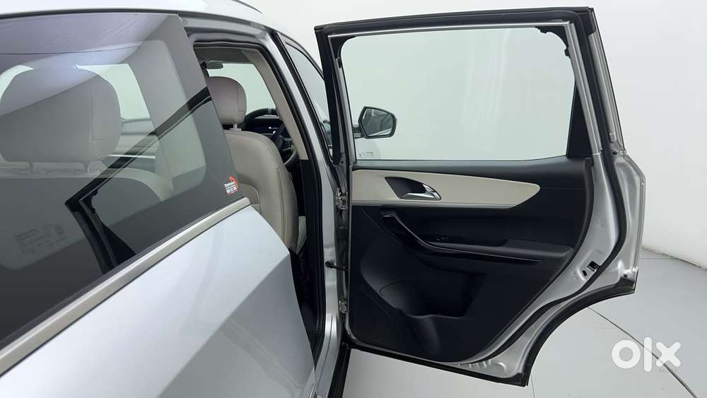 Mahindra Xuv700 2.0 Ax 7 Petrol At Luxury Pack Str, 2021, Petrol