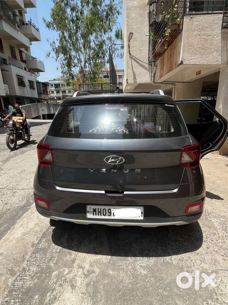 Hyundai Venue 2022 Petrol 25800 Km Driven