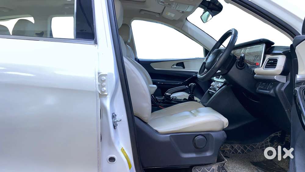 Mahindra Xuv700 2.0 Ax 7 Petrol Mt Str, 2021, Petrol