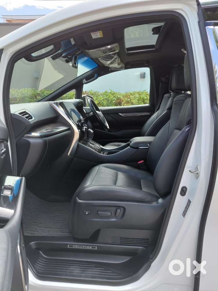 Toyota Vellfire 2.5 Executive Lounge, 2022, Petrol