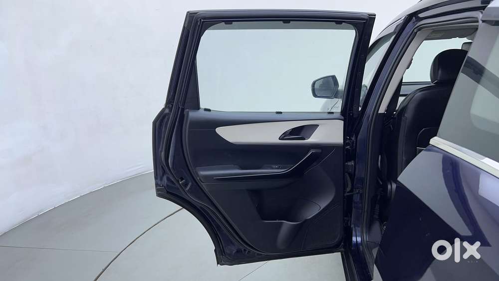 Mahindra Xuv700 2.0 Ax 5 Petrol Mt Str, 2022, Petrol