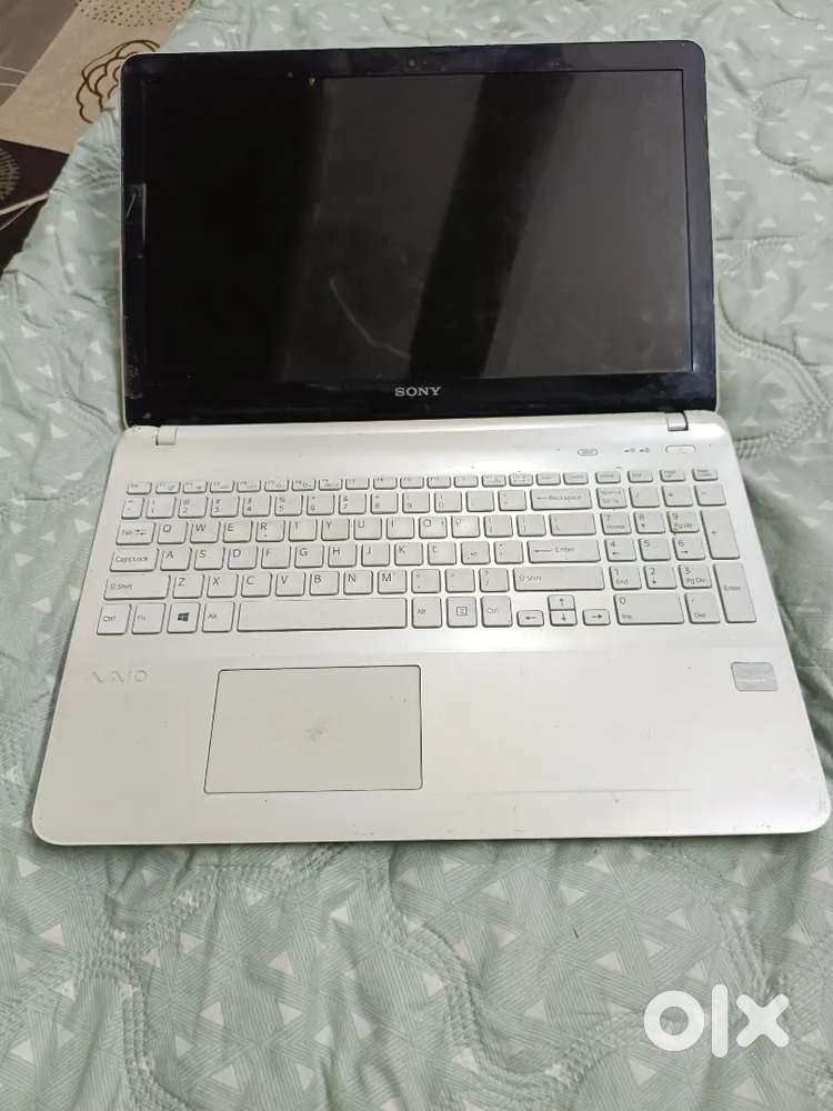 Sony VAIO Laptop (White)&ndash;6GB RA /500GB HDD&ndash;Good Working Condition