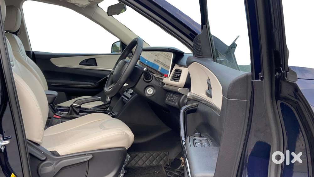 Mahindra Xuv700 2.0 Ax 5 Petrol At Str, 2022, Petrol