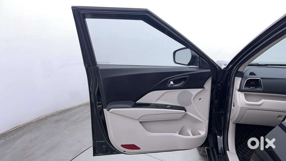 Mahindra Xuv300 W8, 2022, Petrol