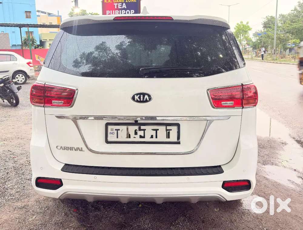 Showroom-condition Kia Carnival Premium (7-str)  Just 24,000 Km Run