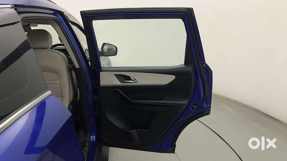 Mahindra Xuv700 2.0 Ax 7 Petrol At Str, 2023, Petrol