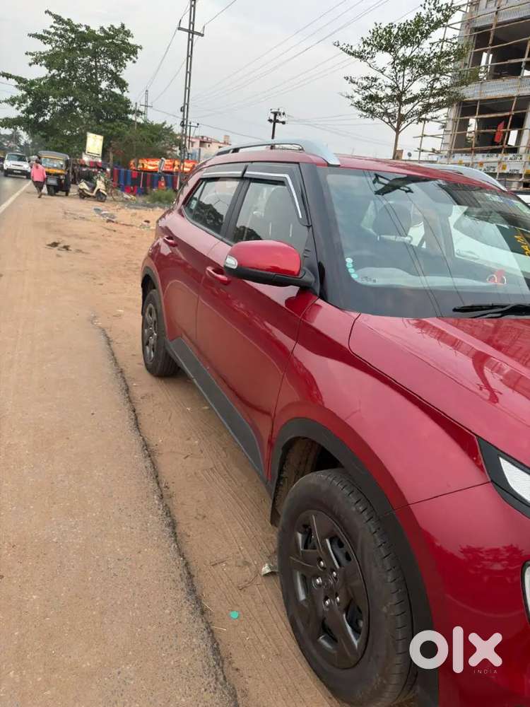 Hyundai New Venue 2025 Petrol 4000 Km Driven