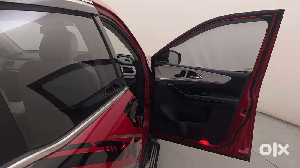 Mahindra Xuv700 2.0 Ax 7 Petrol At Luxury Pack Str, 2021, Petrol
