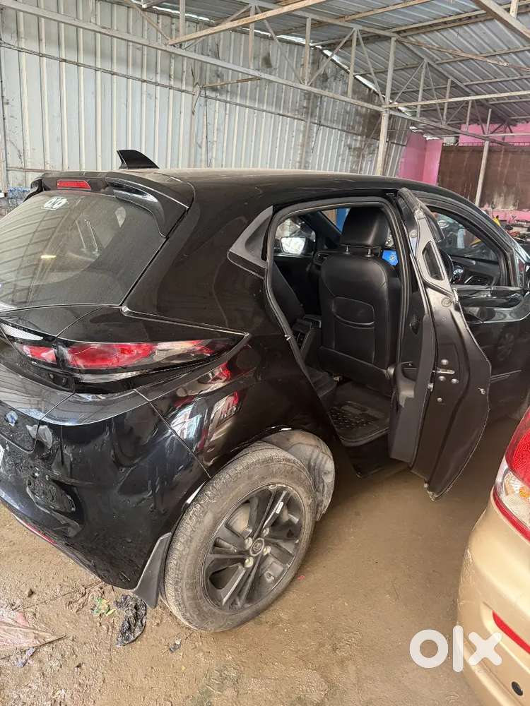Tata Altroz Dark Petrol 2023
