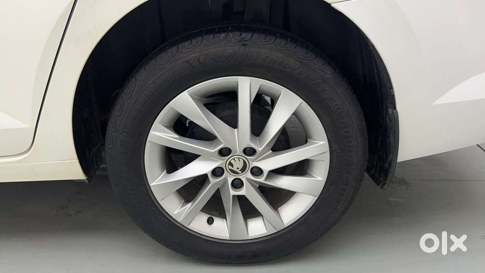 Skoda Slavia Ambition 1.0l Tsi At, 2022, Petrol