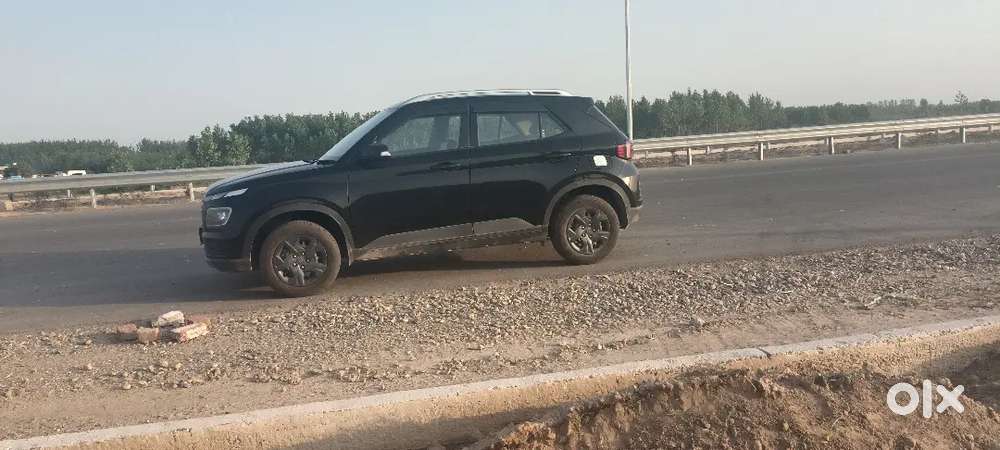 Hyundai Venue 2024 Petrol 6700 Km Driven