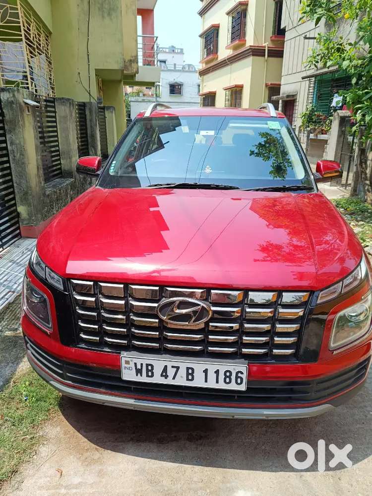 Hyundai Venue 2025 Petrol 2400 Km Driven