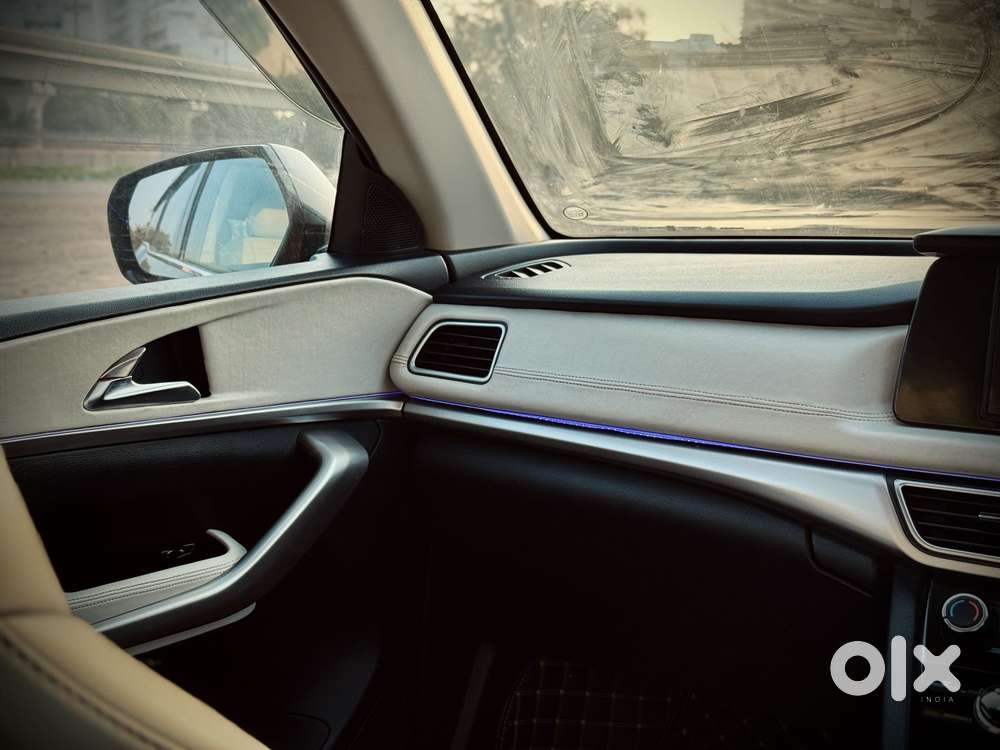 Mahindra Xuv700 2.0 Mx Petrol Mt 5 Str, 2024, Petrol