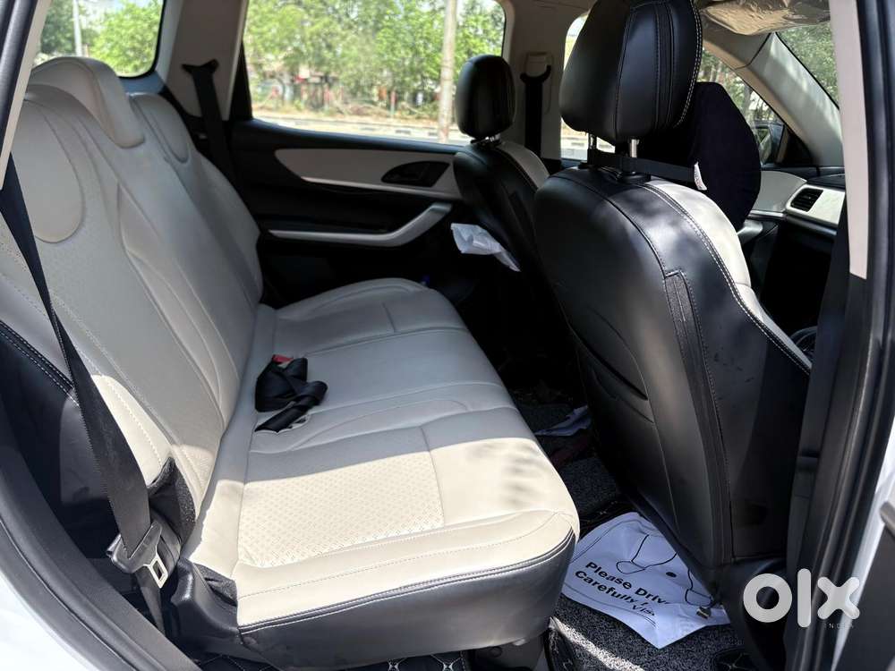Mahindra Xuv700 2.0 Ax 3 Petrol Mt 5 Str, 2023, Petrol