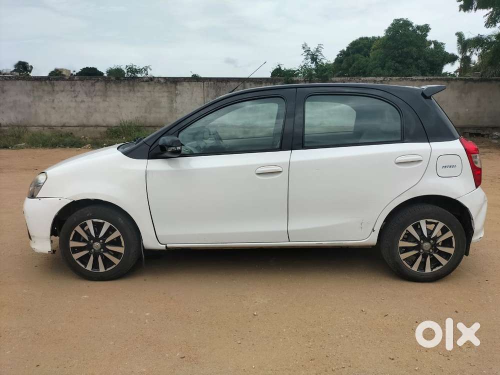 Toyota Etios Liva V Dual Tone, 2017, Petrol