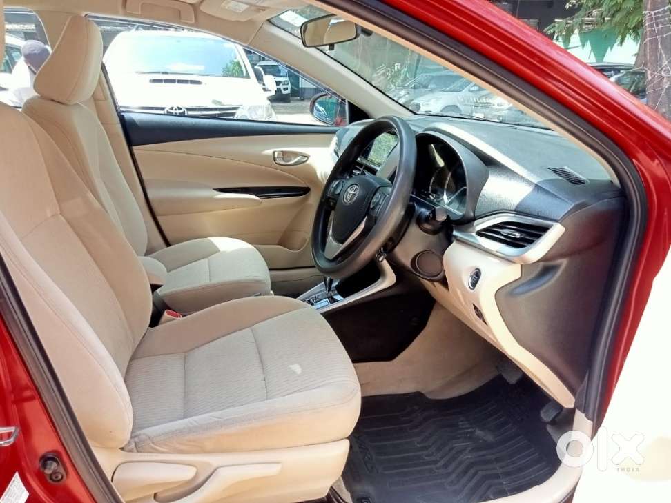 Toyota Yaris V Cvt, 2018, Petrol