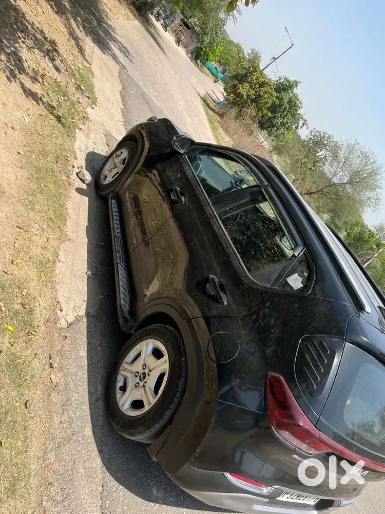 Less Driven Black Kia Sonet