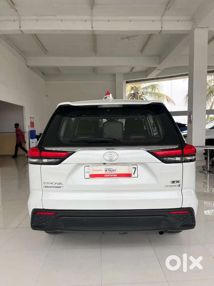 Toyota Innova Hycross 2024