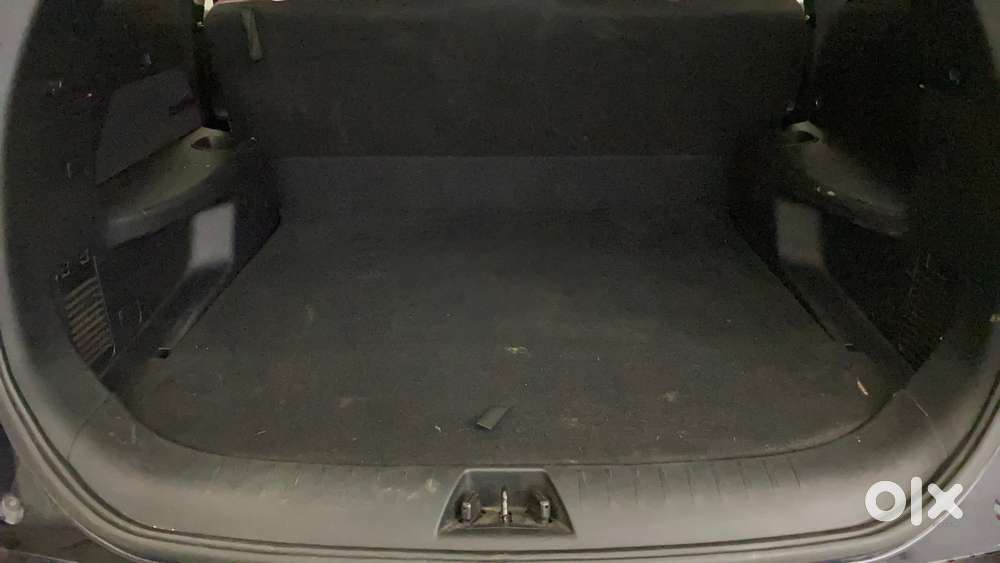 Mahindra Xuv700 2.0 Mx Petrol Mt 5 Str, 2023, Petrol