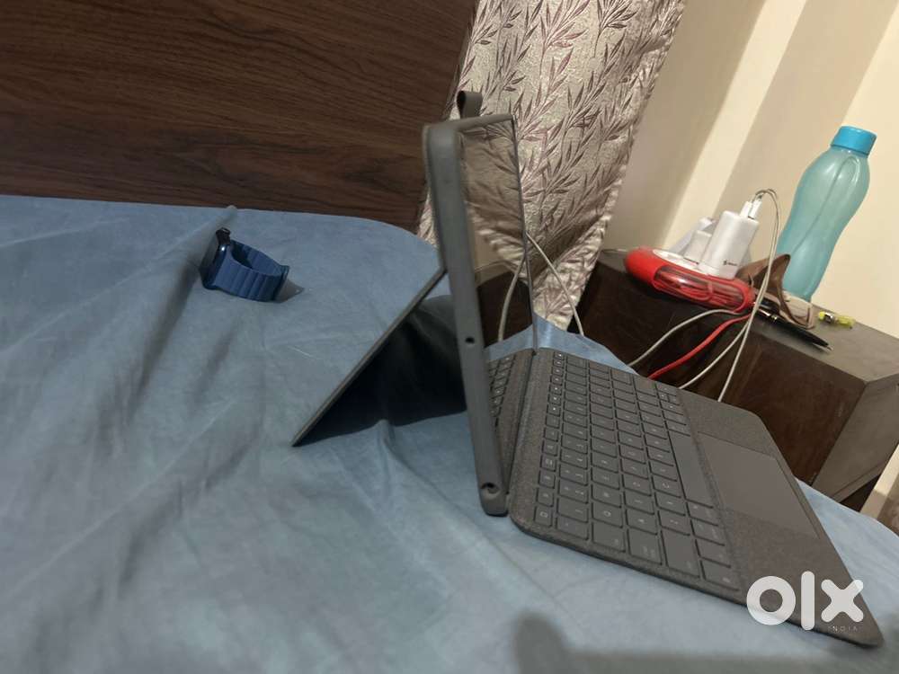 Ipad 7th gen- 32 GB wifi + cellular with smart keyboard