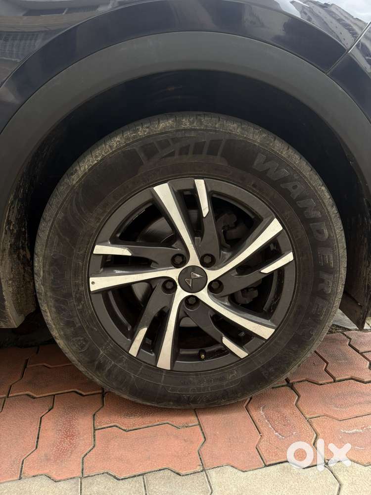 Mahindra Xuv700 2.0 Ax 5 Petrol Mt 7 Str, 2022, Petrol