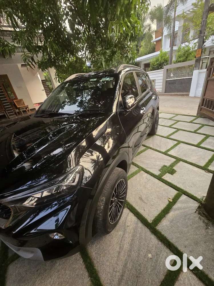 Alloy Wheels 
Sunroof 
Ceramic Coating 
Showroom Service