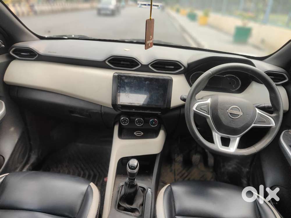 Nissan Magnite 1.0 Xv Premium, 2022, Petrol