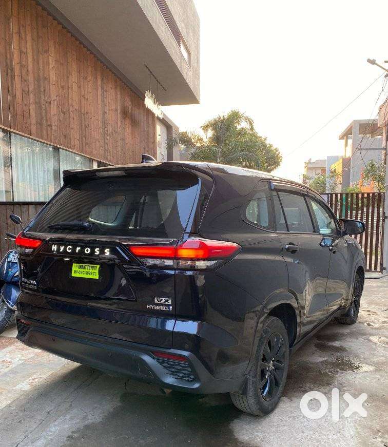 Toyota Innova Hycross