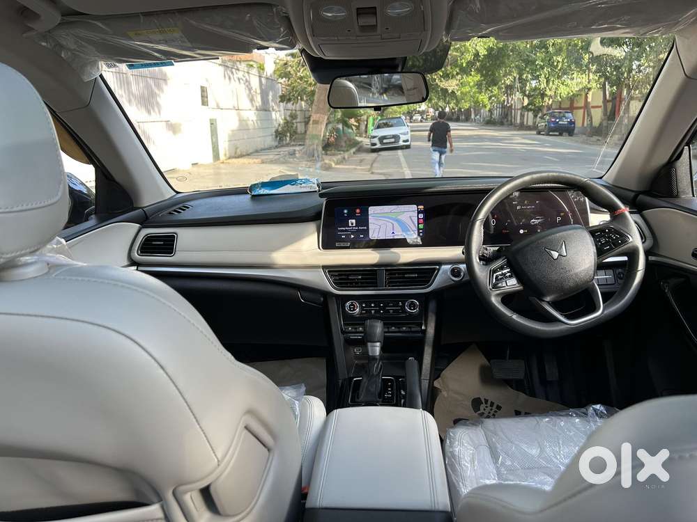 Mahindra Xuv700 2.0 Ax 7 Petrol At Str, 2024, Petrol