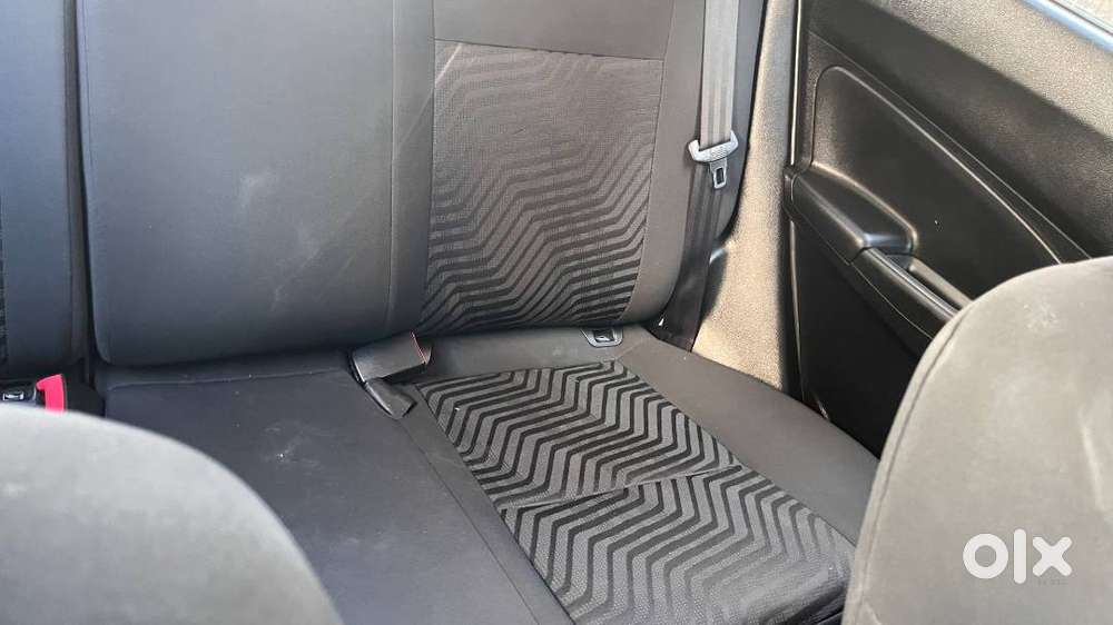 Showroom-condition, Accident-free Maruti Suzuki Swift Zxi
