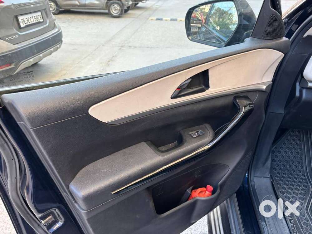 Mahindra Xuv700 Ax5 Petrol Mt 7 Seater 2022