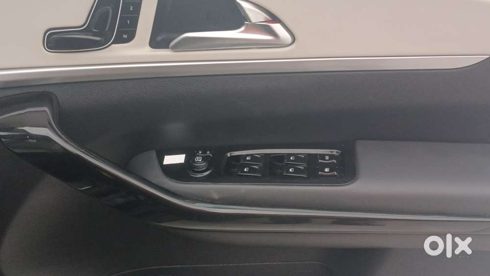Mahindra Xuv700 2.0 Ax 7 Petrol Mt Str, 2024, Petrol