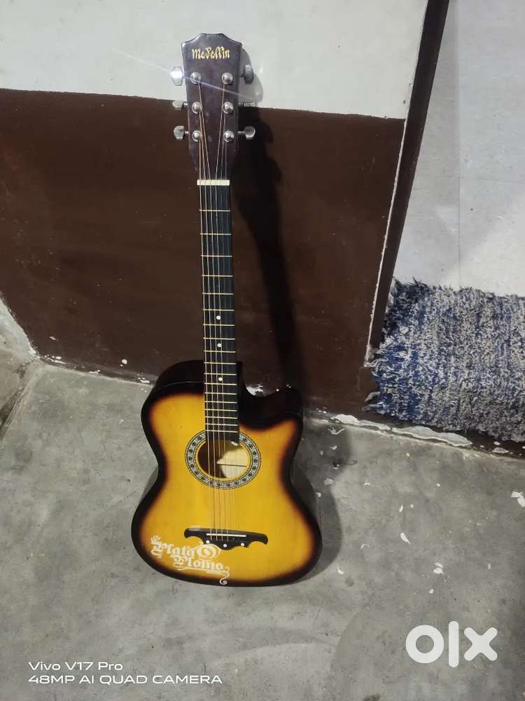 Guitar  like brand new use tak nhi kiya only 3500 me