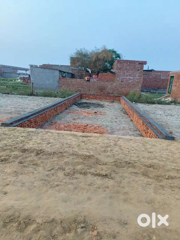 Pili mitti Sudhanshu pottery ke samne Abdangar