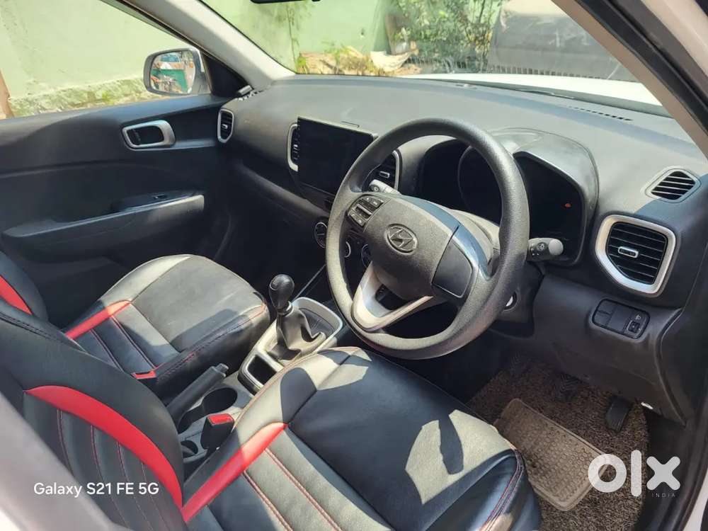 Only 43,000 Kms Hyundai Venue Petrol 2021