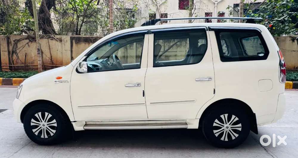 Mahindra Xlro Pearl White