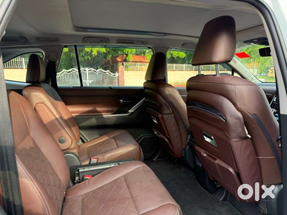 Toyota Innova Hycross 2.0 Zx (o) Hybrid 7 Str, 2025, Petrol