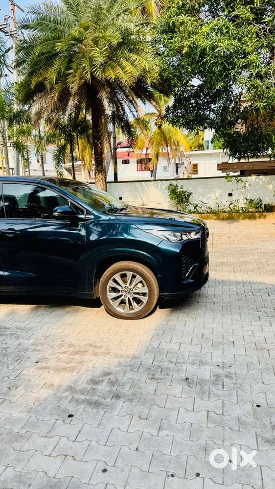 Toyota Innova Hycross