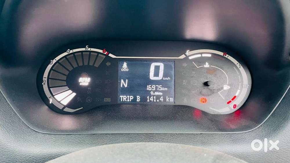 Lady Driven Nissan Magnite Petrol Amt  2025