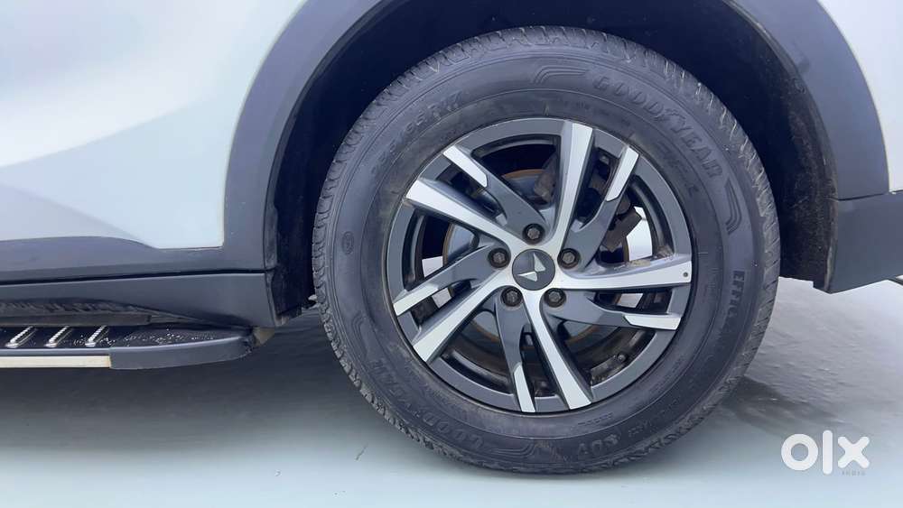 Mahindra Xuv700 2.0 Ax 5 Petrol Mt 7 Str, 2022, Petrol