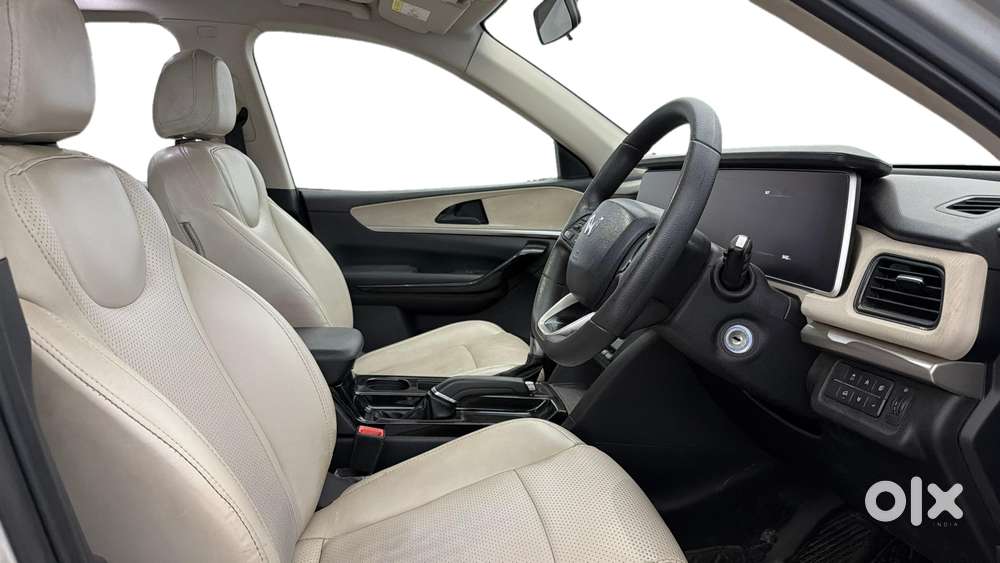 Mahindra Xuv700 2.0 Ax 5 Petrol At Str, 2022, Petrol