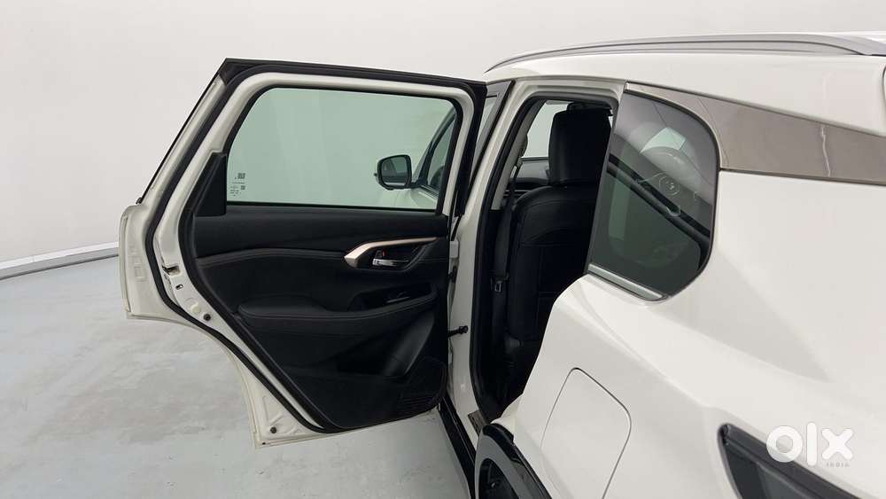 Maruti Suzuki Grand Vitara 1.5 Alpha Plus Intelligent Hybrid Ecvt, 2..