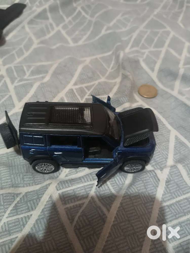 Model Car Defender Toy (i Will Give In 280rs)