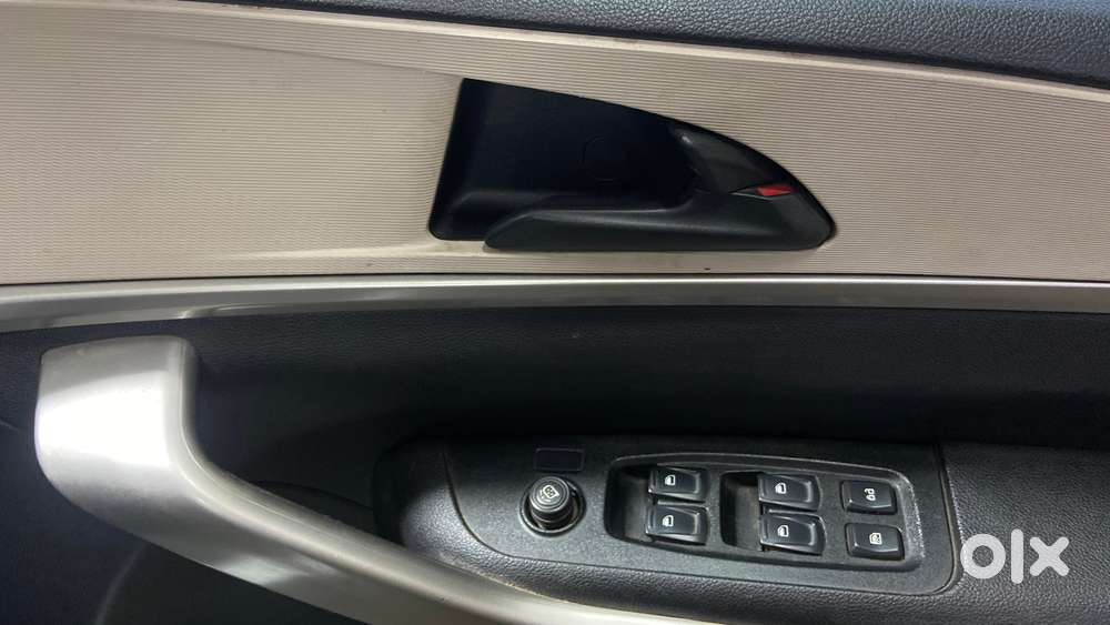 Mahindra Xuv700 2.0 Mx Petrol Mt 5 Str, 2023, Petrol