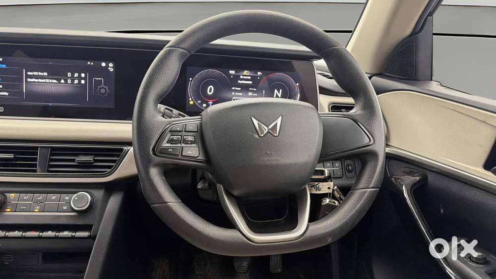 Mahindra Xuv700 2.0 Ax 5 Petrol Mt Str, 2022, Petrol