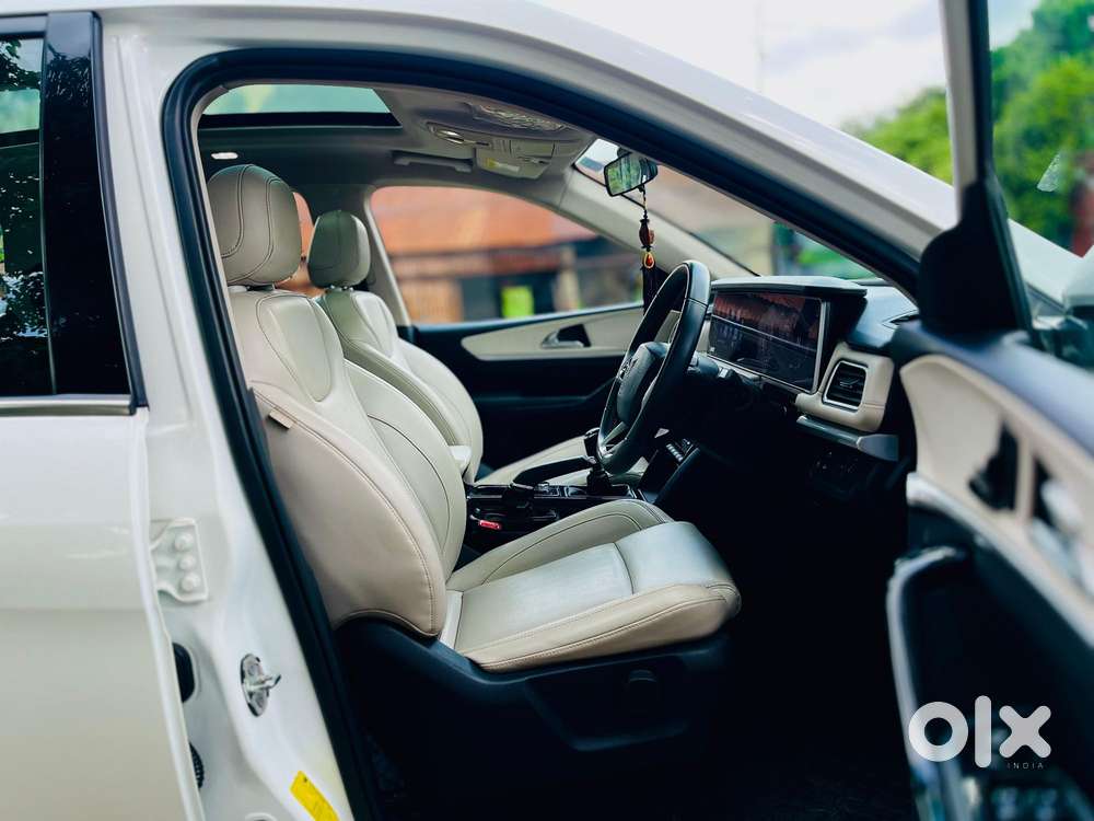 Mahindra Xuv700 2.0 Ax 7 Petrol Mt Str, 2022, Petrol